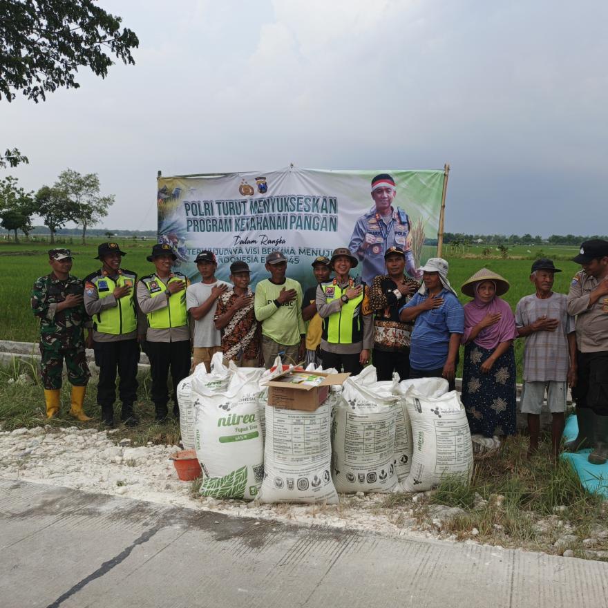 Sukseskan Asta Cita, Polres Bojonegoro Serahkan Bantuan Pertanian untuk Masyarakat Desa Cangaan 